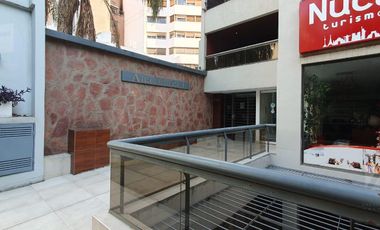 Oficina de 110m2 en subsuelo con patio en calle Chile al 200 u$ 110.000.-