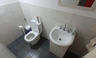 Oficina de 110m2 en subsuelo con patio en calle Chile al 200 u$ 110.000.-