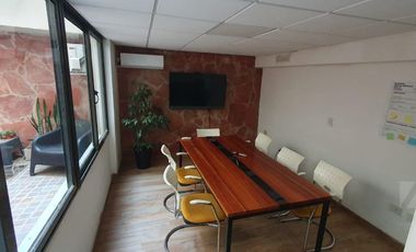 Oficina de 110m2 en subsuelo con patio en calle Chile al 200 u$ 110.000.-