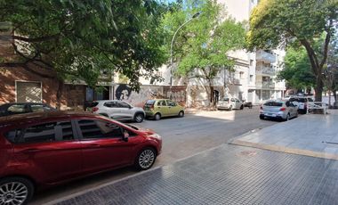 Oficina de 110m2 en subsuelo con patio en calle Chile al 200 u$ 110.000.-