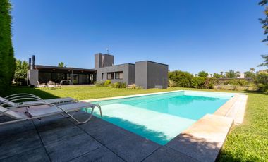 VENTA/PERMUTA - Casa de 3 dormitorios. Puerto Roldán.