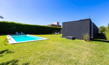 VENTA/PERMUTA - Casa de 3 dormitorios. Puerto Roldán.