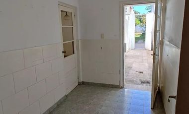 Casa en venta - 2 Dormitorios 1 Baño - 126Mts2 - Azul