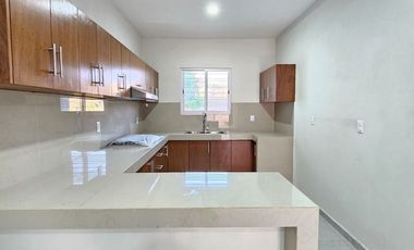 CASA NUEVA DE DOS PLANTAS, 3 RECÁMARAS YCOCHERA PARA 2 AUTOS