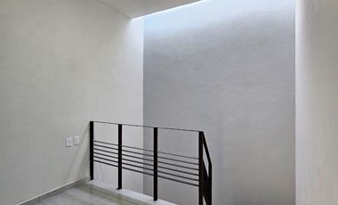 CASA NUEVA DE DOS PLANTAS, 3 RECÁMARAS YCOCHERA PARA 2 AUTOS