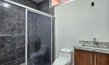 CASA NUEVA DE DOS PLANTAS, 3 RECÁMARAS YCOCHERA PARA 2 AUTOS