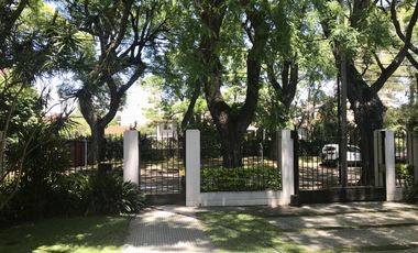 Casa  en Alquiler en Acassuso, Barrio Parque Aguirre
