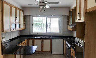 Casa  en Alquiler en Acassuso, Barrio Parque Aguirre