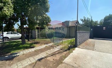 Casa en Vitacura con gran terreno para negocio