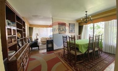 Casa en Vitacura con gran terreno para negocio