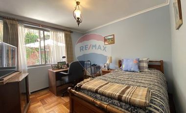 Casa en Vitacura con gran terreno para negocio
