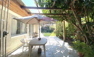 Casa en Vitacura con gran terreno para negocio