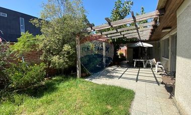 Casa en Vitacura con gran terreno para negocio