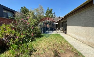 Casa en Vitacura con gran terreno para negocio