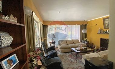 Casa en Vitacura con gran terreno para negocio