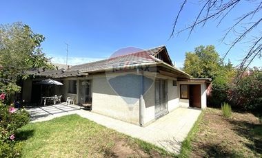 Casa en Vitacura con gran terreno para negocio