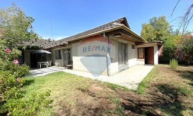 Casa en Vitacura con gran terreno para negocio