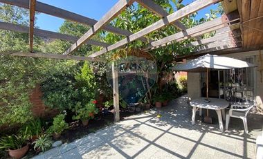 Casa en Vitacura con gran terreno para negocio