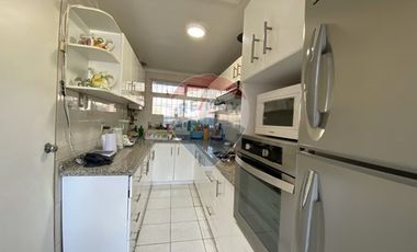 Casa en Vitacura con gran terreno para negocio
