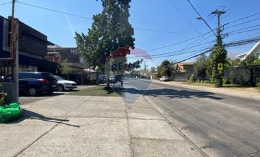 Casa en Vitacura con gran terreno para negocio
