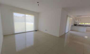 Casa con pileta y escritorio en Santa Guadalupe