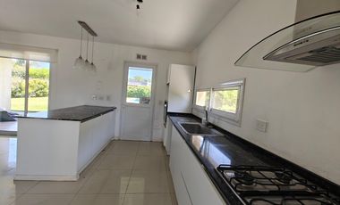 Casa con pileta y escritorio en Santa Guadalupe