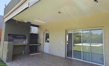 Casa con pileta y escritorio en Santa Guadalupe