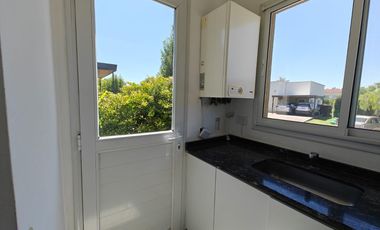 Casa con pileta y escritorio en Santa Guadalupe