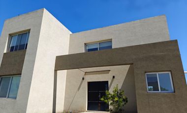 Casa con pileta y escritorio en Santa Guadalupe