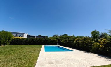 Casa con pileta y escritorio en Santa Guadalupe