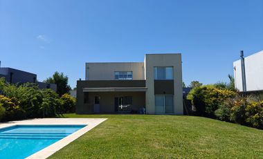 Casa con pileta y escritorio en Santa Guadalupe