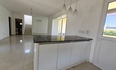Casa con pileta y escritorio en Santa Guadalupe