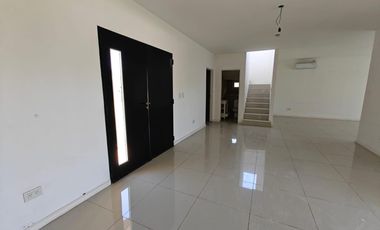 Casa con pileta y escritorio en Santa Guadalupe