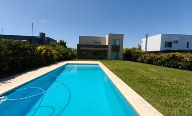 Casa con pileta y escritorio en Santa Guadalupe