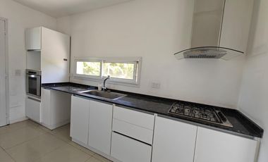 Casa con pileta y escritorio en Santa Guadalupe