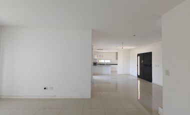 Casa con pileta y escritorio en Santa Guadalupe