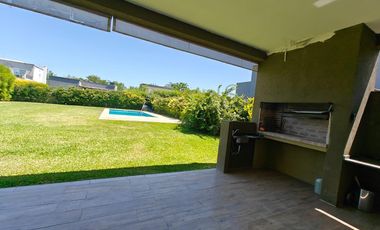 Casa con pileta y escritorio en Santa Guadalupe