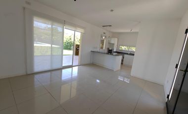 Casa con pileta y escritorio en Santa Guadalupe