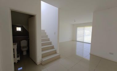 Casa con pileta y escritorio en Santa Guadalupe