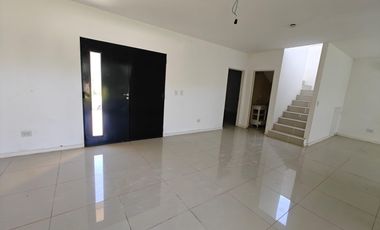 Casa con pileta y escritorio en Santa Guadalupe