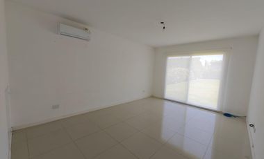 Casa con pileta y escritorio en Santa Guadalupe