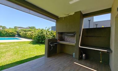 Casa con pileta y escritorio en Santa Guadalupe