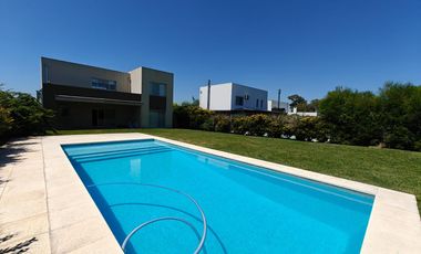 Casa con pileta y escritorio en Santa Guadalupe