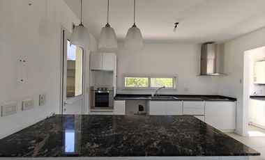 Casa con pileta y escritorio en Santa Guadalupe