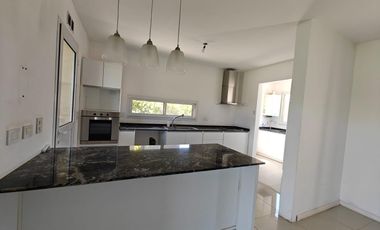 Casa con pileta y escritorio en Santa Guadalupe