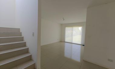 Casa con pileta y escritorio en Santa Guadalupe