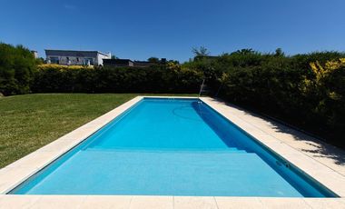 Casa con pileta y escritorio en Santa Guadalupe