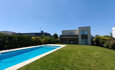 Casa con pileta y escritorio en Santa Guadalupe