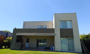 Casa con pileta y escritorio en Santa Guadalupe