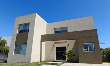 Casa con pileta y escritorio en Santa Guadalupe
